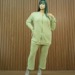 Conjunto brillo con bolsillo canguro